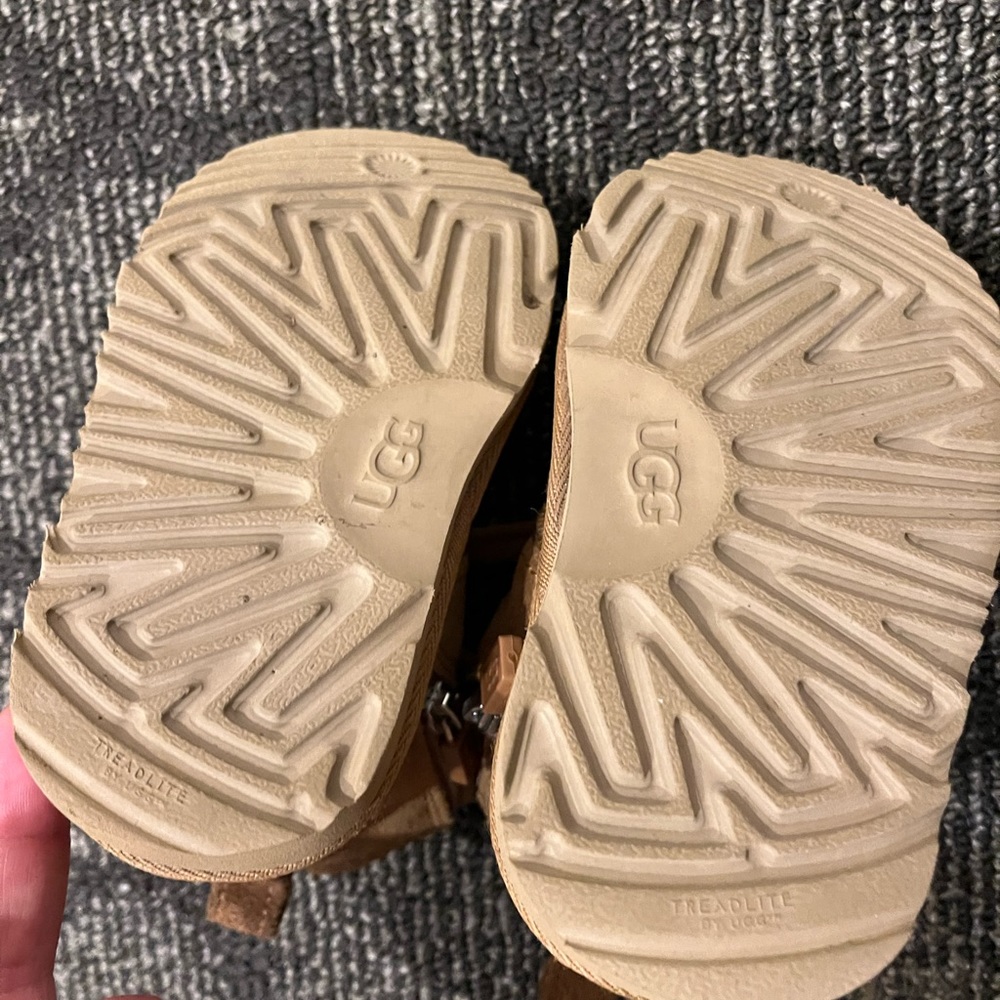 Size 6 infant/toddler pre lived Ugg booties.